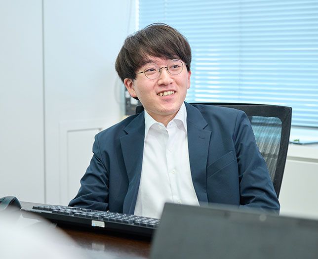 インタビューに応じた男性社員