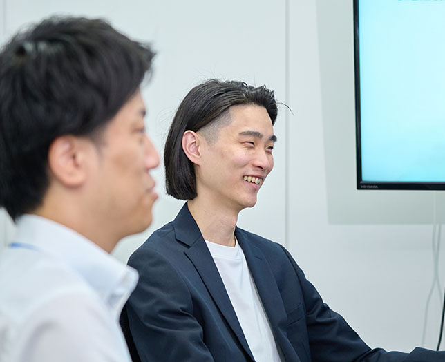 インタビューに応じた男性社員