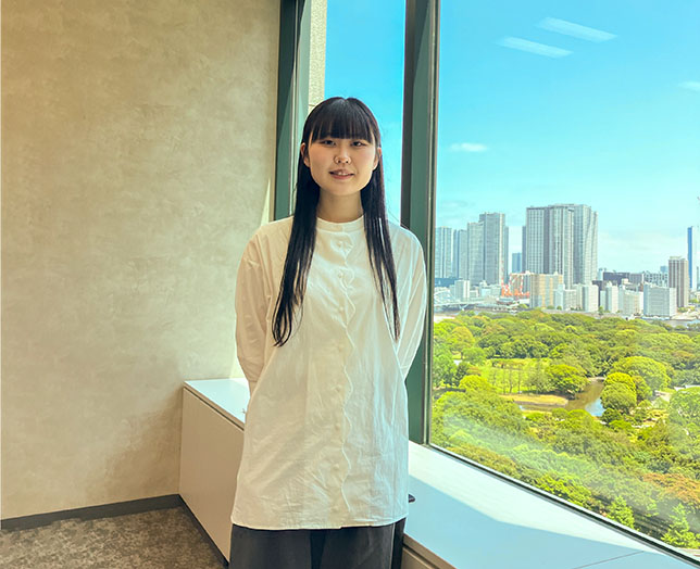 インタビューに応じた女性社員