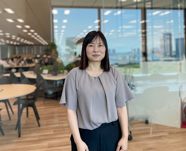 インタビューに応じた女性社員