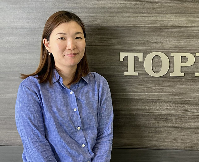 インタビューに応じた女性社員