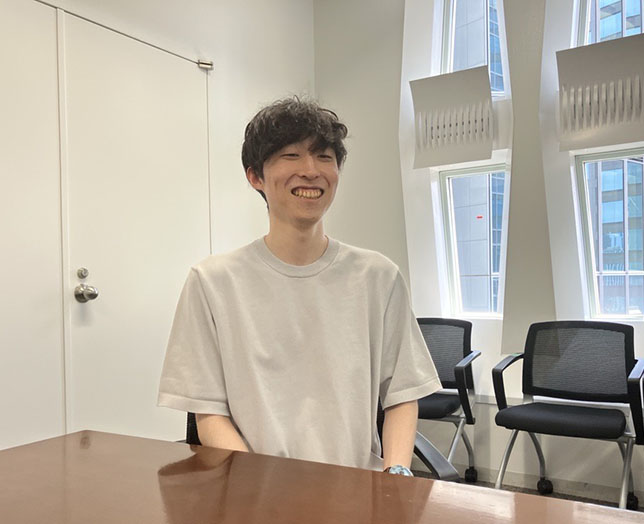 インタビューに応じた男性社員