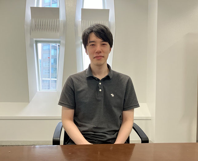 インタビューに応じた男性社員