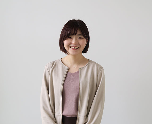 インタビューに応じた女性社員