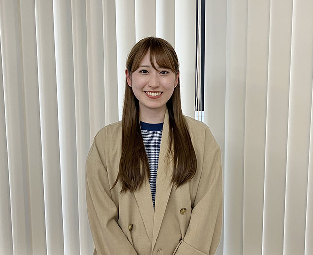 インタビューに応じた女性社員