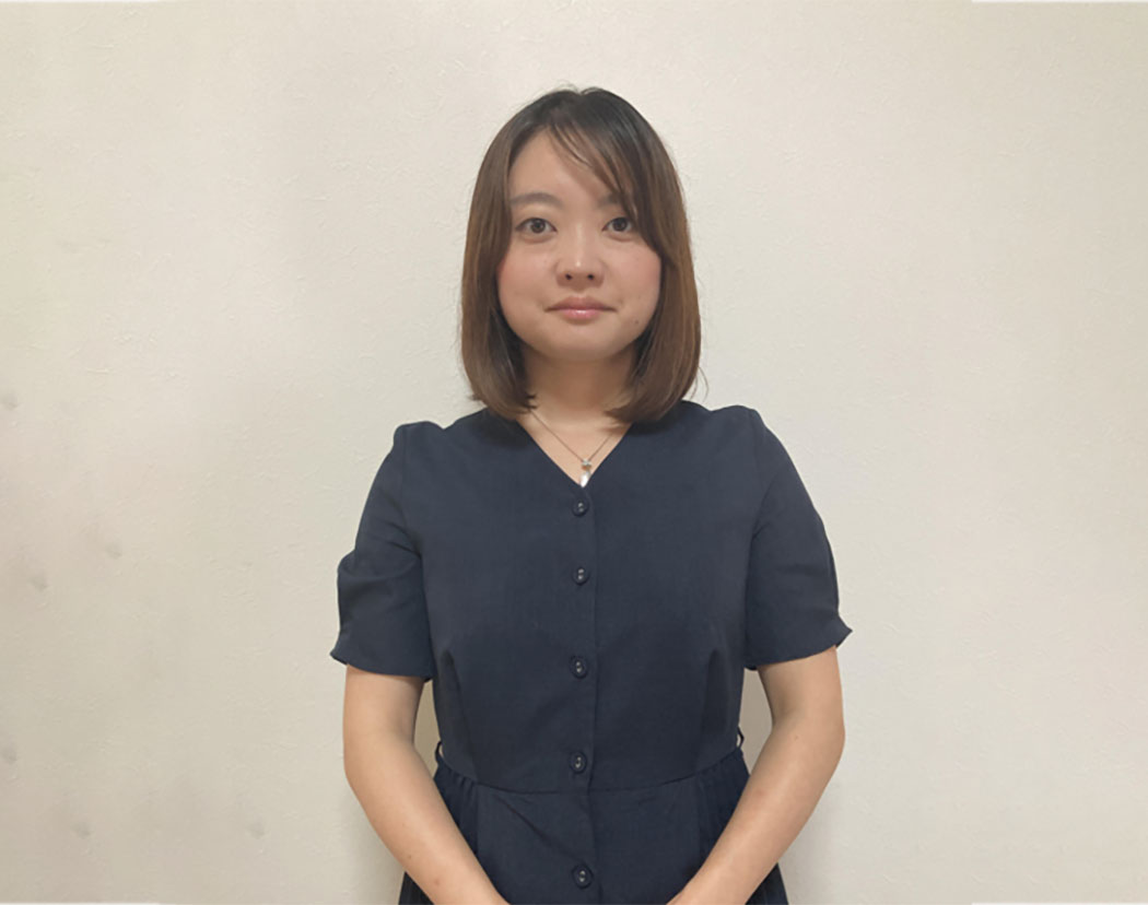 インタビューに応じた女性社員