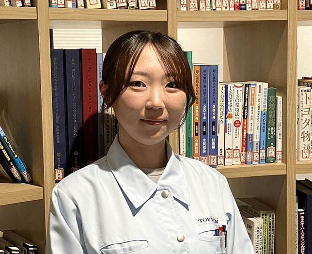 インタビューに応じた女性社員