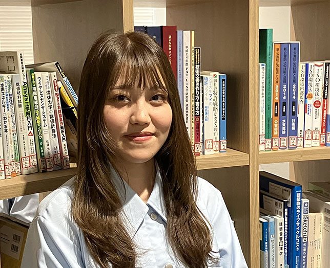 インタビューに応じた女性社員