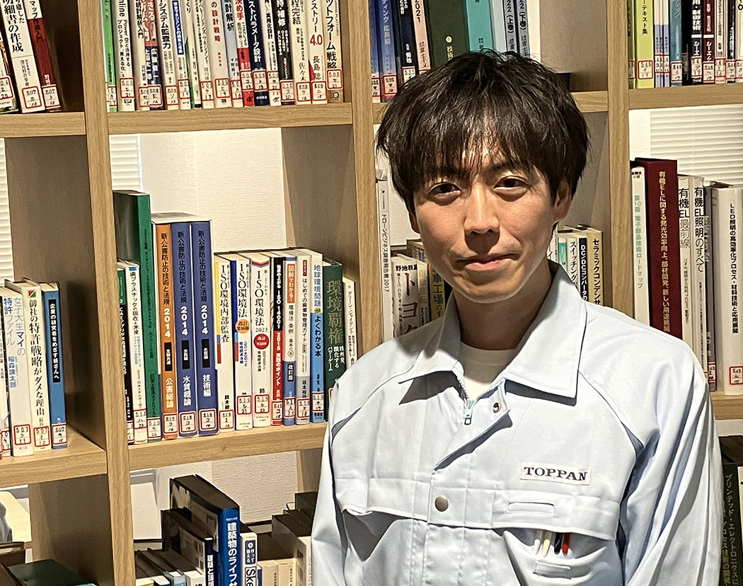 インタビューに応じた男性社員