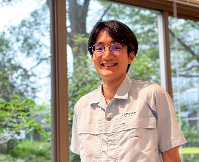 インタビューに応じた男性社員