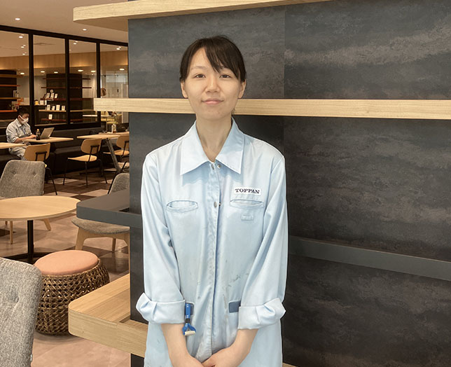 インタビューに応じた女性社員