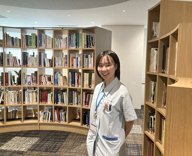 インタビューに応じた女性社員