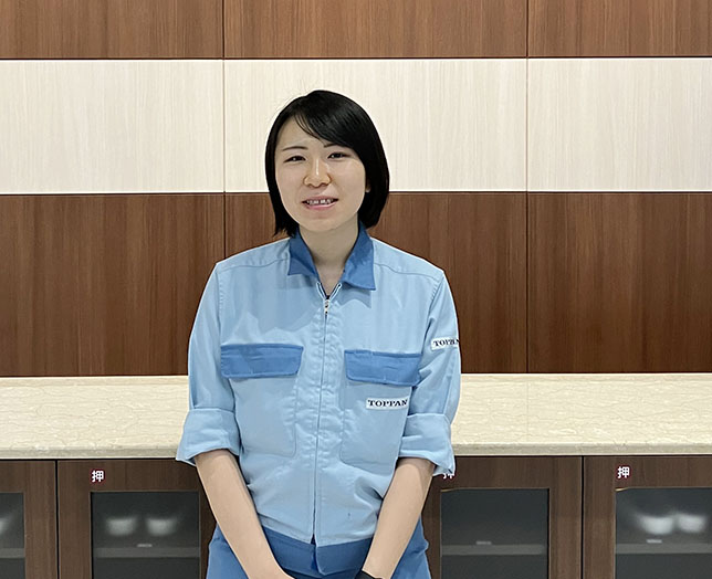 インタビューに応じた女性社員