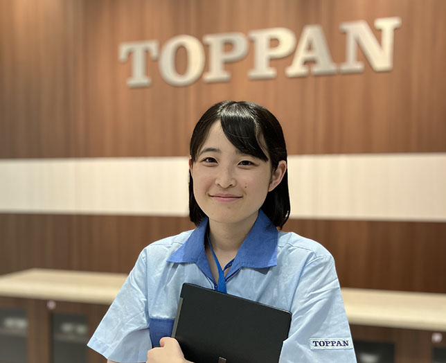 インタビューに応じた女性社員