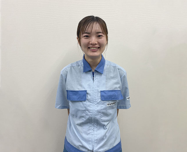 インタビューに応じた女性社員