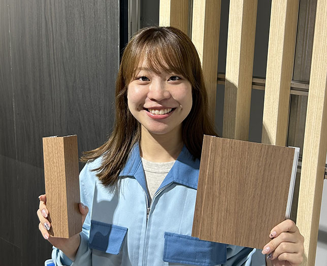 インタビューに応じた女性社員