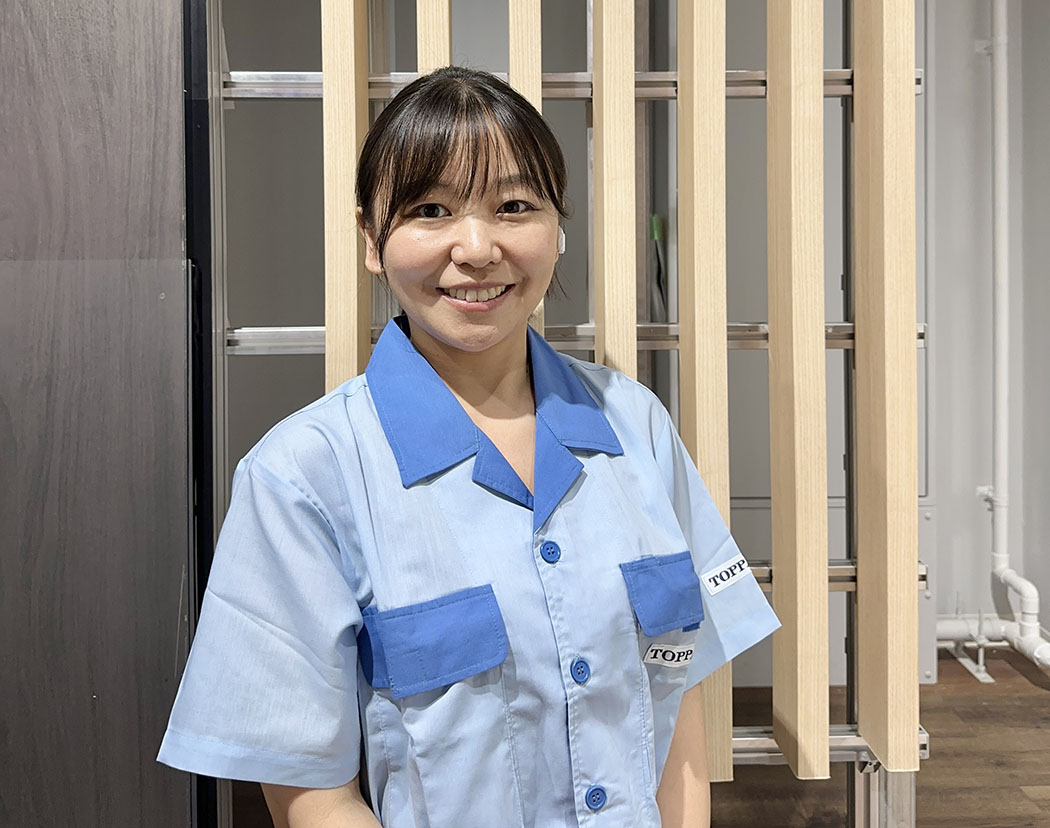 インタビューに応じた女性社員