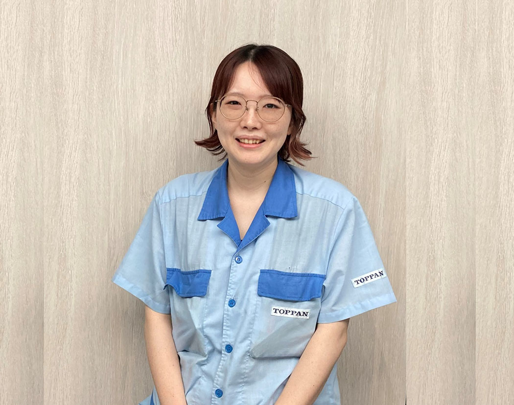 インタビューに応じた女性社員