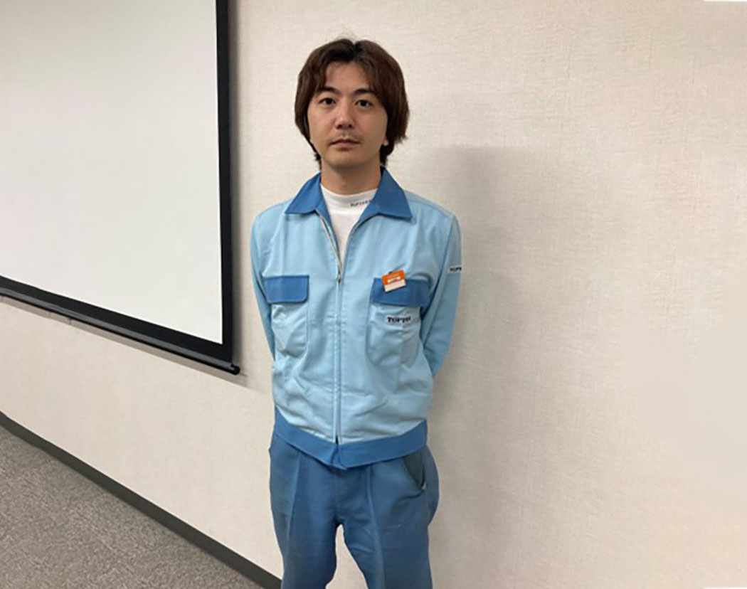 インタビューに応じた男性社員