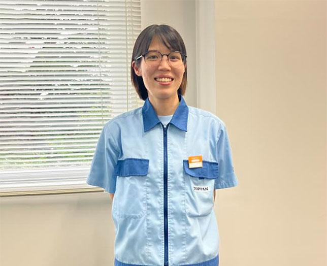 インタビューに応じた女性社員