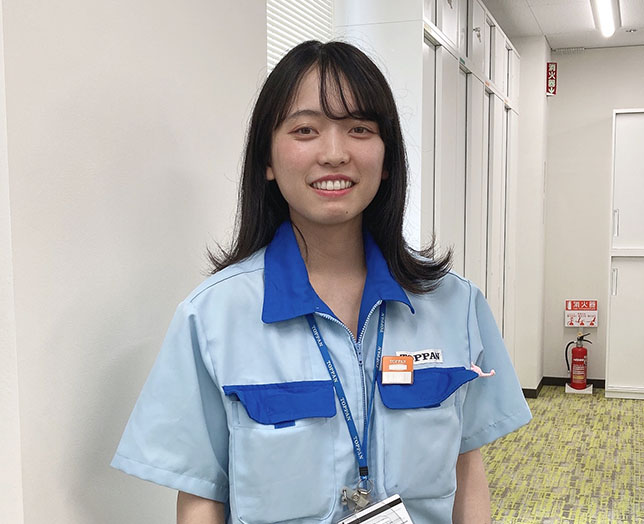 インタビューに応じた女性社員